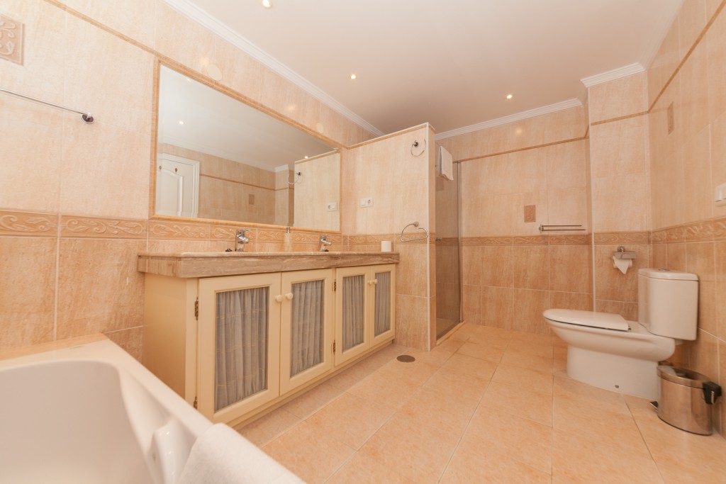 Master bathroom Elviria Sea View Villa-18