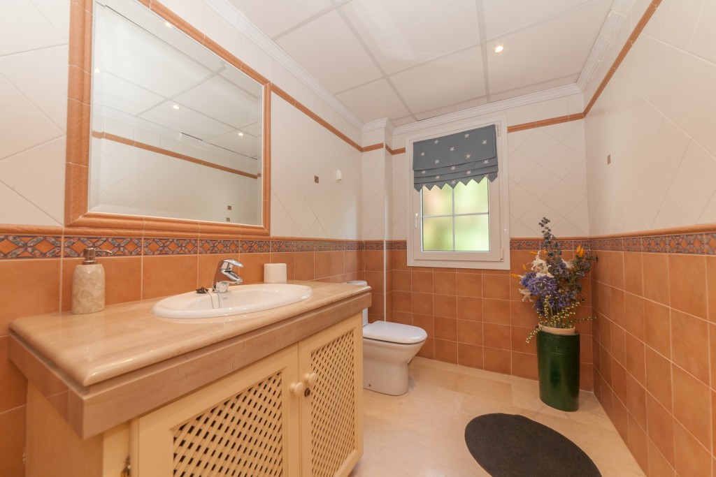 Guest toilet Elviria Sea View Villa-4