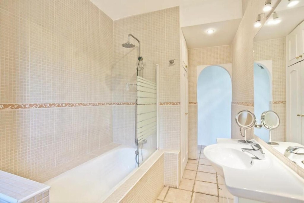 16-ec67b526875bf0124b6ce4328a754439