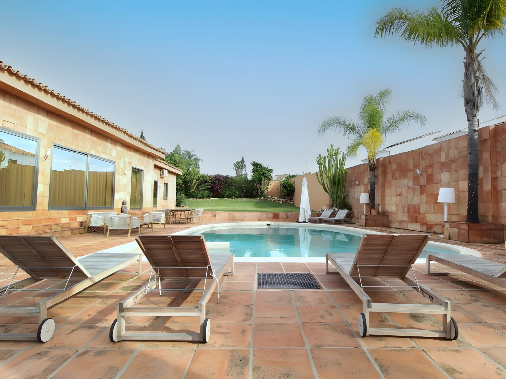 Villa for sale in Atalaya, Estepona (1)