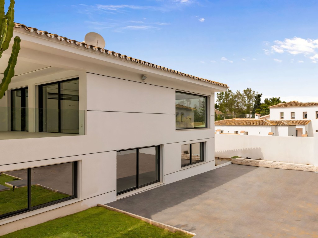 Contemporary Guadalmina Villa (41)