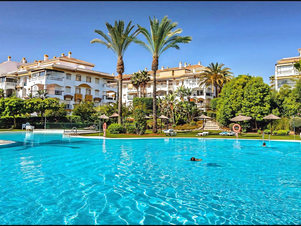 Dama de Noche Pool (1)