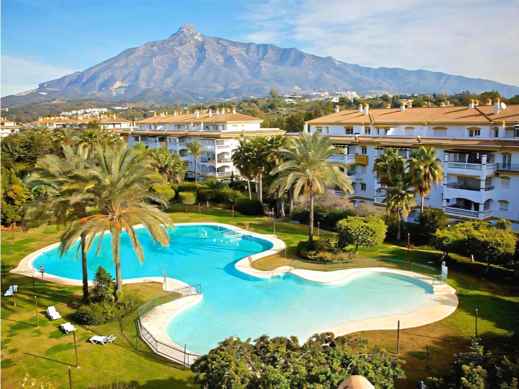 Dama de Noche Pool (2)