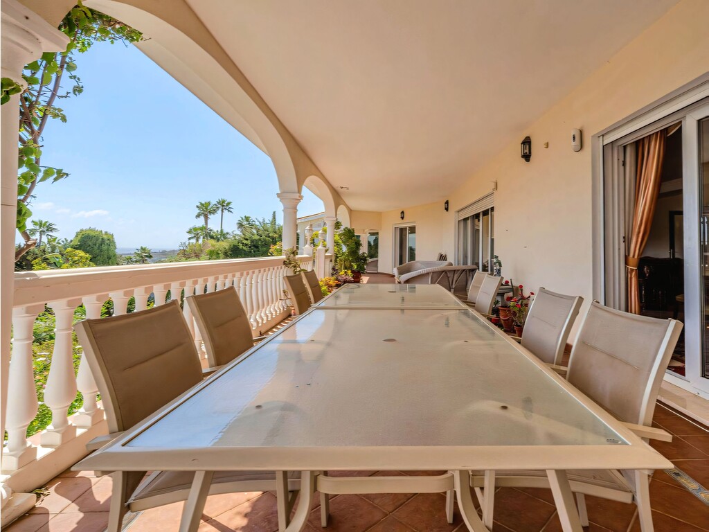 El Paraiso Medio Villa (2)