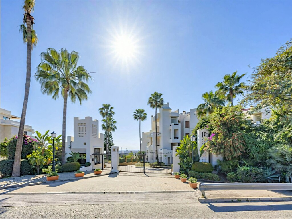 Renovated New Golden Mile apartment (26)