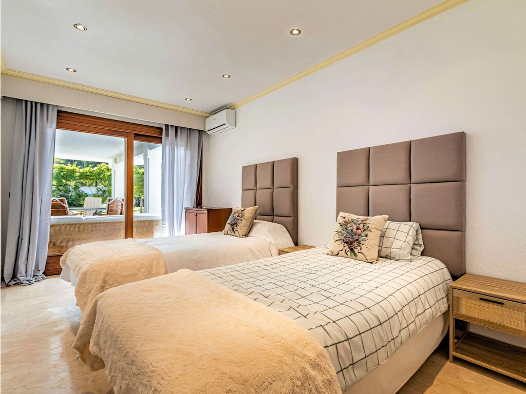 New Golden Mile beachside villa (16)