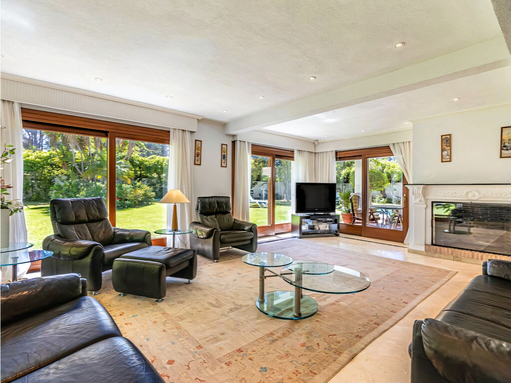 New Golden Mile beachside villa (43)