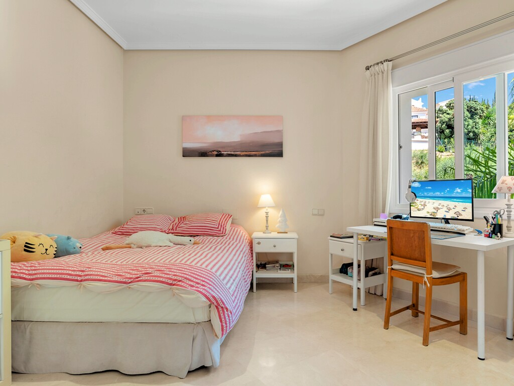 Villa El Paraiso Alto Benahavis (18)