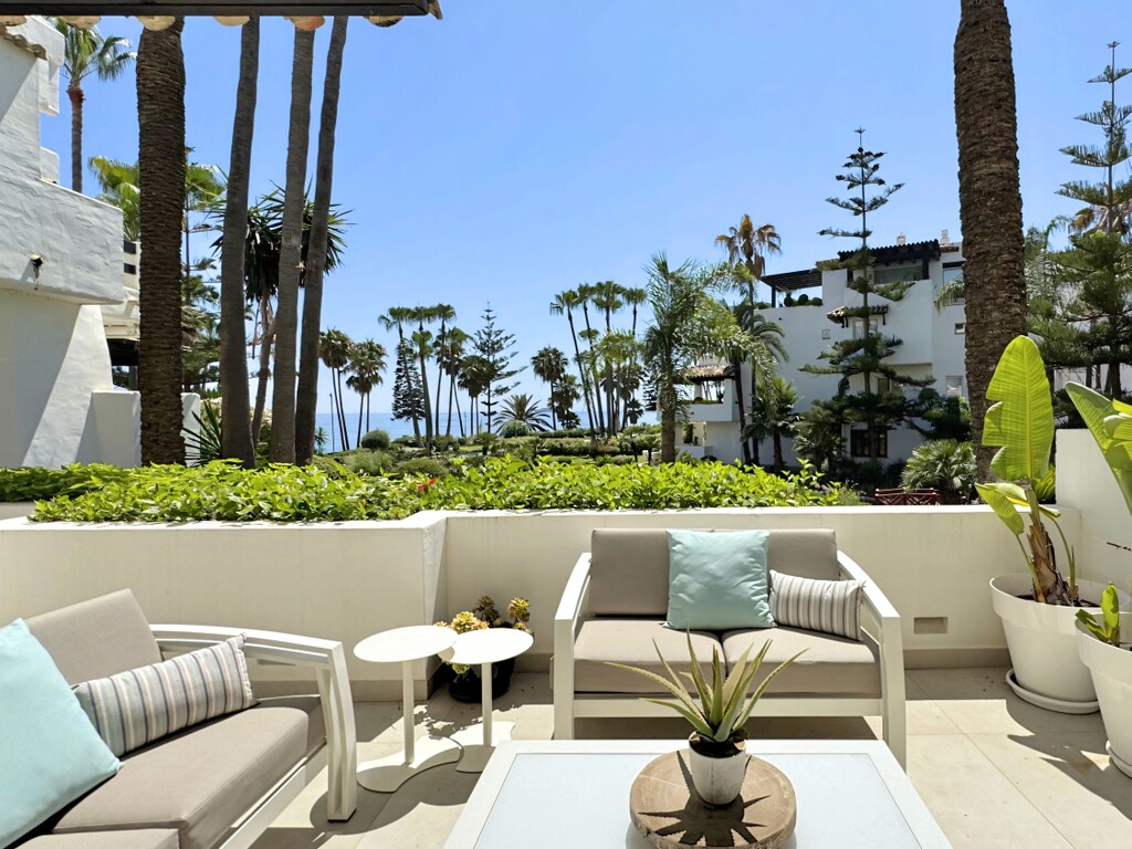 Puento Romano Beach Resort Japanese gard (11)