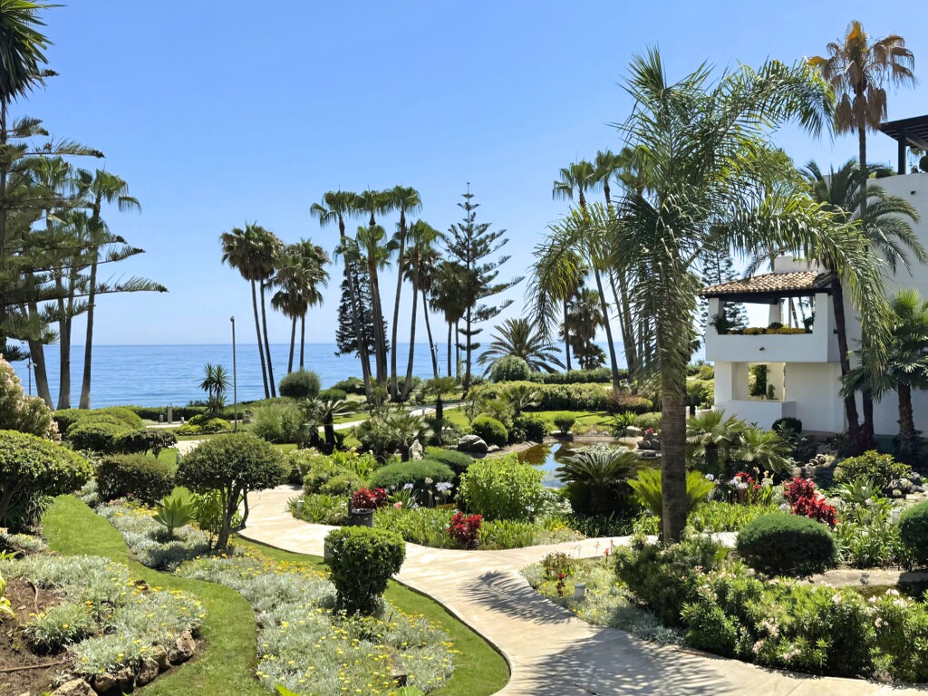 Puento Romano Beach Resort Japanese gard (25)