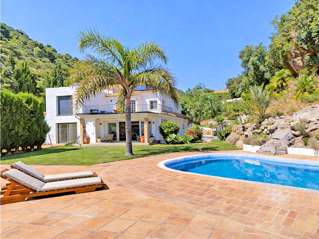 Oj&eacute;n villa with sea views_9