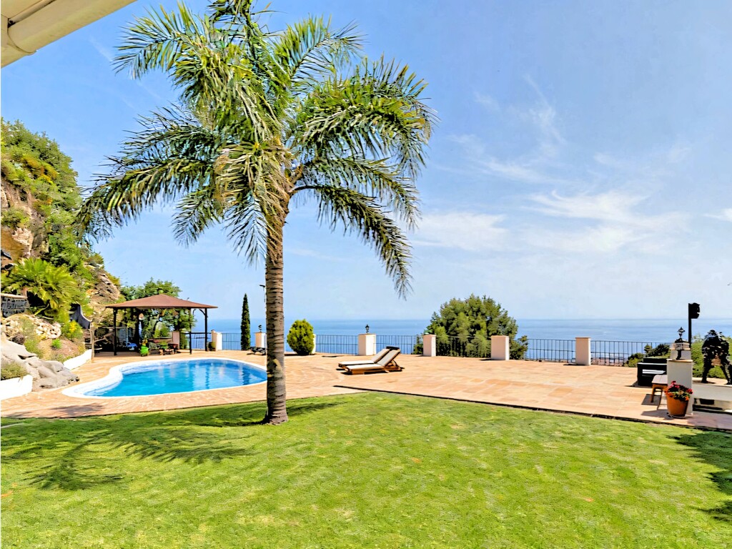 Oj&eacute;n villa with sea views_12