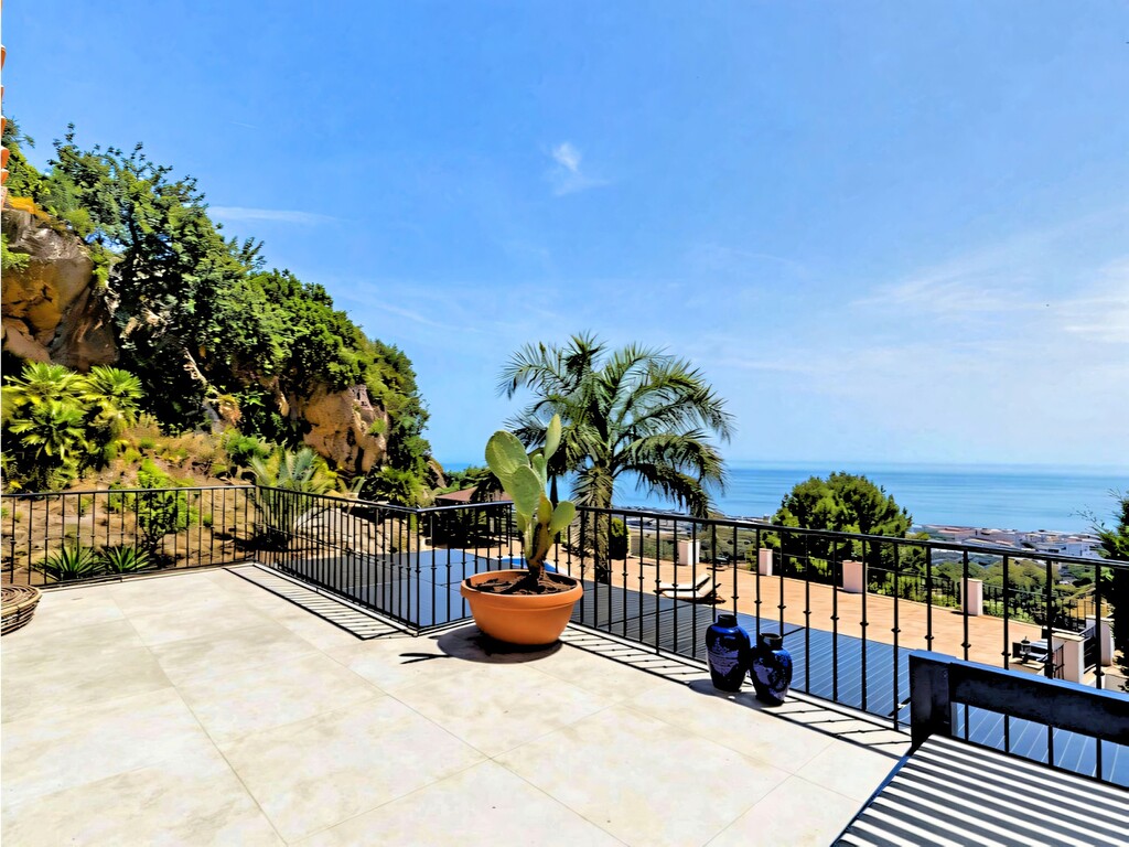 Oj&eacute;n villa with sea views_7