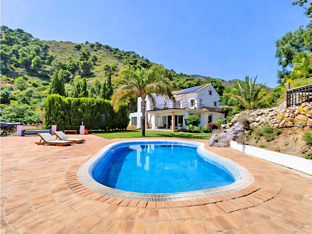 Oj&eacute;n villa with sea views_10