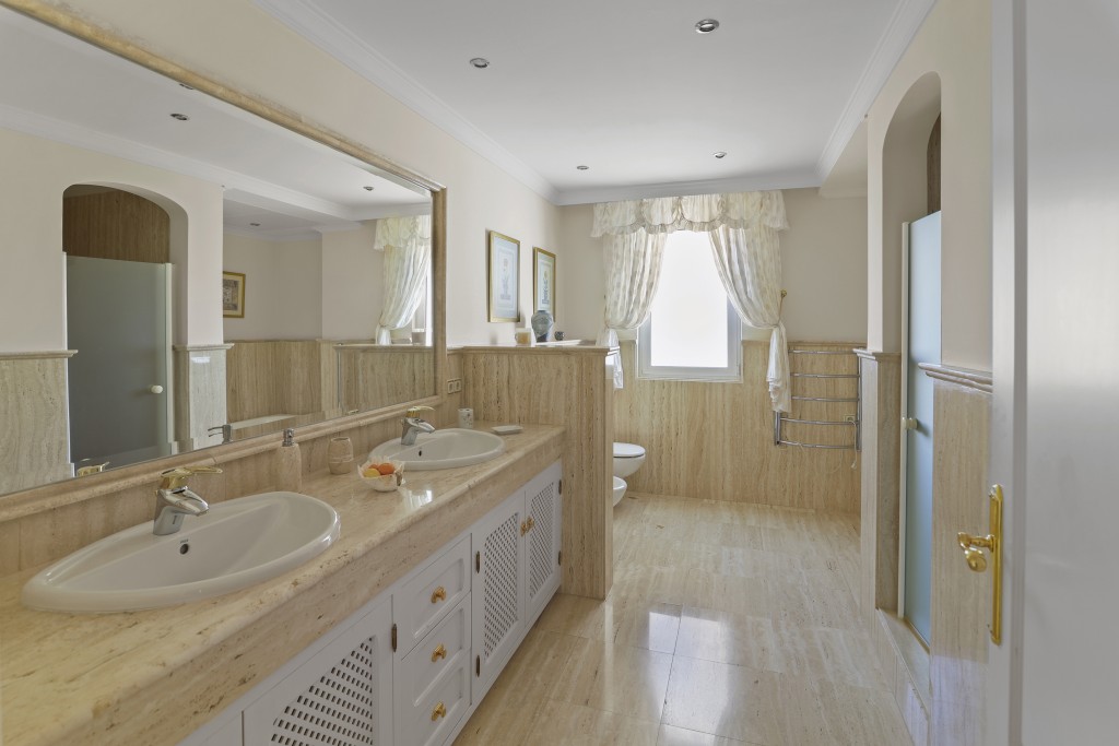 131021_INT_BATH_2-1_HR