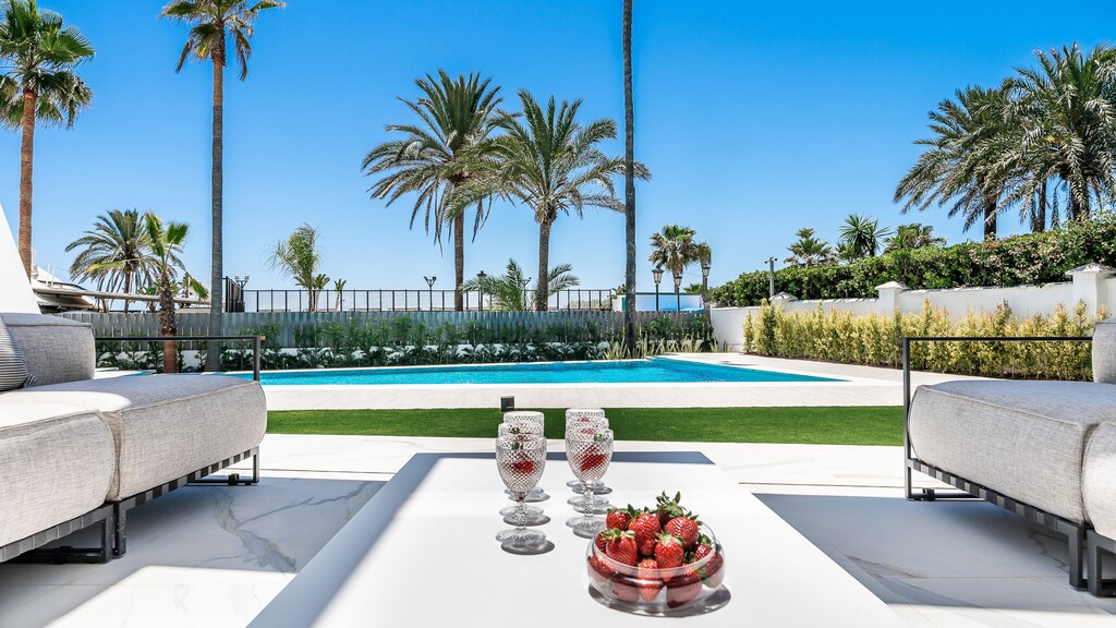 Beachside Modern Villa Marbella East (21)