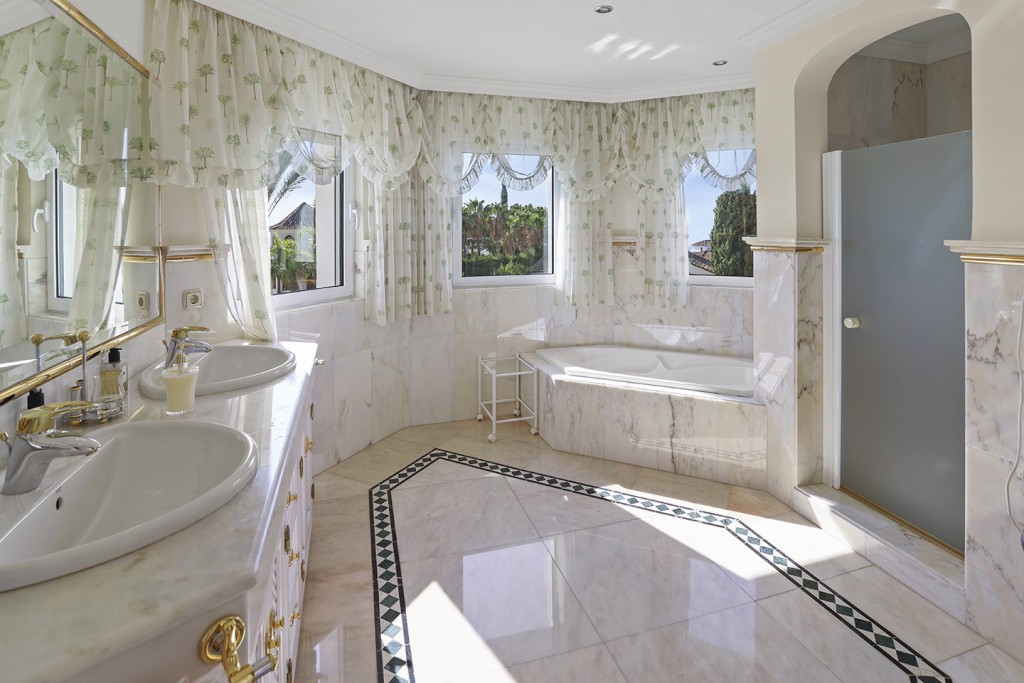 131021_INT_BATH_1-1_LR