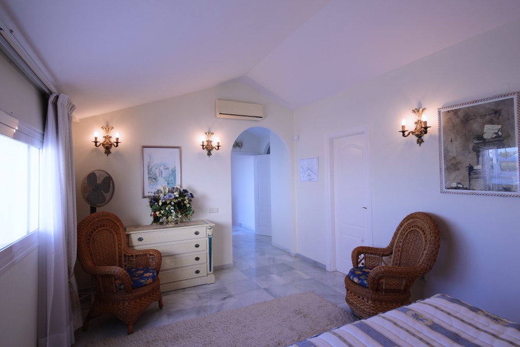 4704EF14-6709-40EF-A661-4555E48A10A0