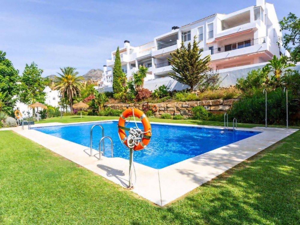 Sydvänd lägenhet i Torrequebrada Golf Bottenvåningslägenhet med rymlig terrass med utsikt över trädgårdar och pool i Torrequebrada Golf, Benalmádena.