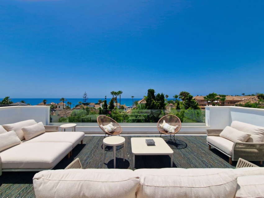 Villa med solterrass och havsutsikt En modern strandvilla med stilren arkitektur, infinitypool och generösa terrasser på ett förstklassigt läge i Marbella.