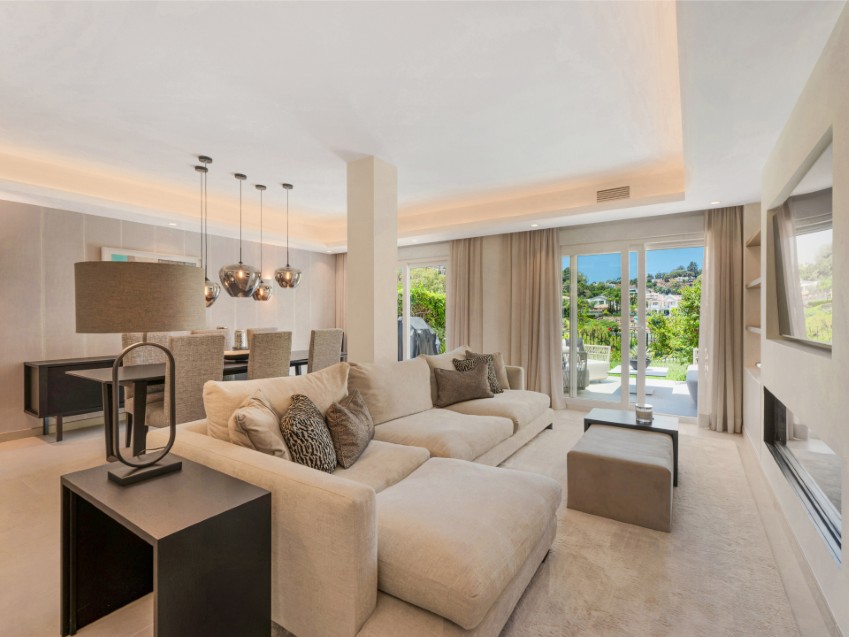 Renoverat radhus i La Quinta Hills, Benahavís Ljust och modernt radhus med 3 sovrum, privat trädgård, terrasser och takterrass i ett lugnt och inhägnat område nära La Quinta Golf.