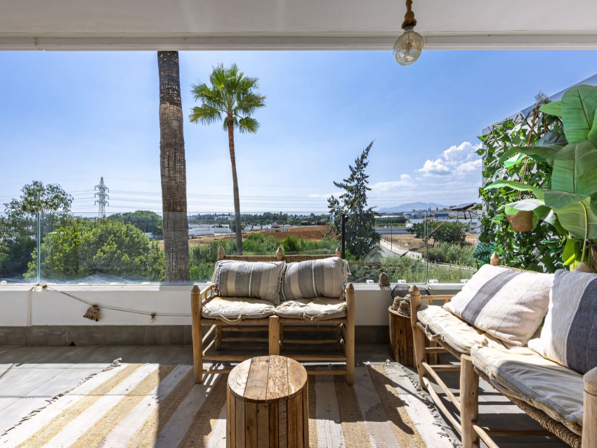 Lägenhetens terrass i La Campana Modern lägenhet med 3 sovrum i en inhägnad förening i La Campana, Nueva Andalucía, med pool och takterrass.