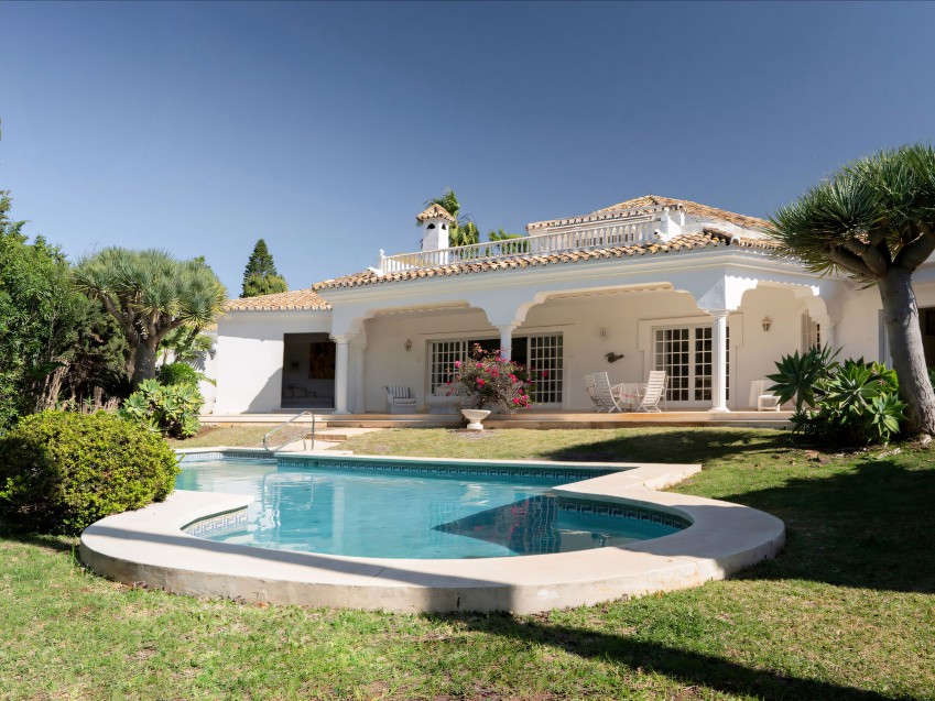 Friliggande villa med gästlägenhet i El Paraíso, Estepona Rymlig villa i andalusisk stil med trädgård, pool och separat gästlägenhet i El Paraíso på Esteponas Nya Gyllene Mil.