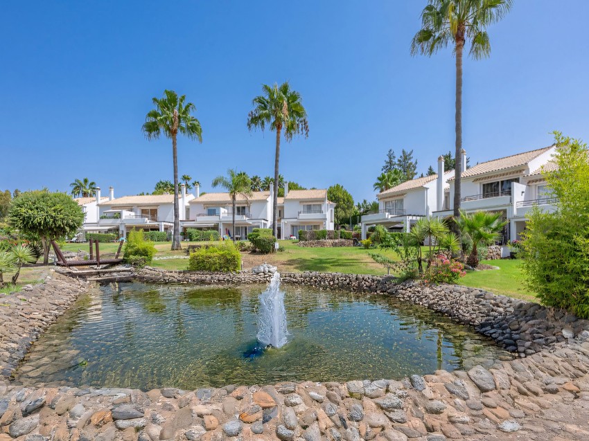 Radhaus i Paraiso Park El Paraiso Alto Benahavis Exteriör av ett radhus i Paraiso Park, El Paraiso Alto, Benahavis, med anlagda tradgardar och gemensamt lage.