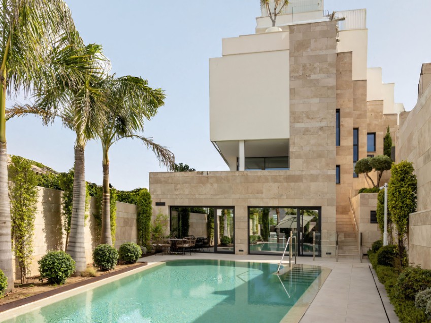 Trerumslägenhet i två plan nära Marbella Golf Valley i La Quinta Benahavís Exteriör av en lägenhet i två plan i La Quinta, Benahavís, nära Marbella Golf Valley, med terrass och poolområde.