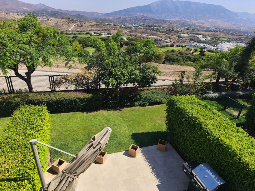 Radhus till salu La Cala Golf Mijas Costa Rymligt radhus med 3 sovrum, terrasser, trädgård och gemensamma pooler i La Cala Golf, Mijas Costa.