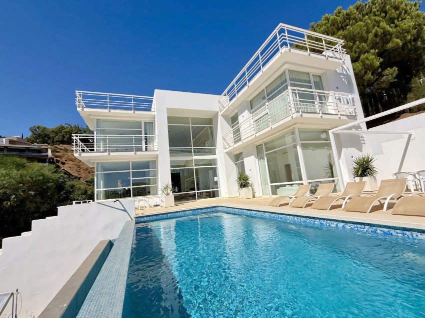 Villa med 4 sovrum i Valtocado Mijas med utsikt Modern villa med 4 sovrum till salu i Valtocado, Mijas med panoramautsikt över hav och berg.