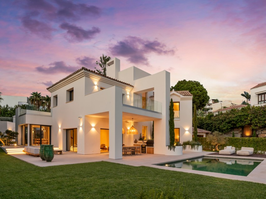 Nybyggd villa i La Alquería Benahavís Modern villa med 4 sovrum, pool och terrasser i La Alquería Benahavís