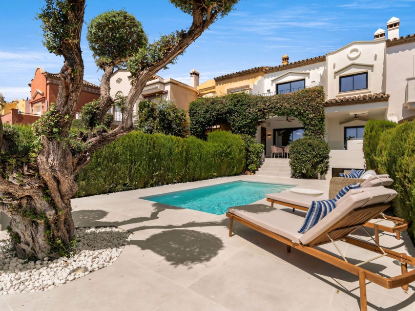 Lyxhus med privat pool i La Alzambra Marbella Renoverat lyxhus med privat pool i La Alzambra, Nueva Andalucía Marbella, nära Puerto Banús.