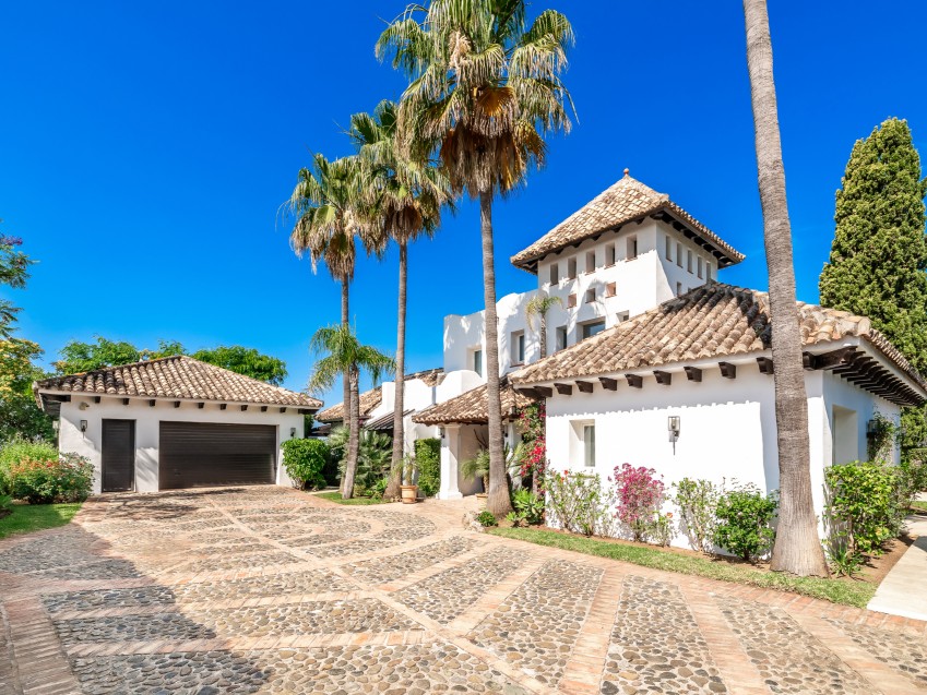 Villa med 5 sovrum och havsutsikt i La Quinta Benahavís Traditionell villa med 5 sovrum till salu i La Quinta, Benahavís. Havsutsikt, pool, terrasser, gästlägenhet och topp-läge nära Marbella och Puerto Banús.