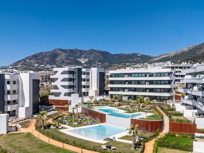 Lägenhet i El Higuerón West Fuengirola Costa del Sol Modern lägenhet i El Higuerón West fas 9 Fuengirola Costa del Sol med terrass, pooler och trädgårdar.
