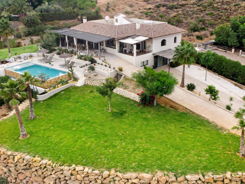 Andalusiskt lantvilla i La Cala de Mijas Costa del Sol Andalusiskt lantvilla med pool och trädgårdar på en tomt på 10 000 m² nära La Cala de Mijas på Costa del Sol.