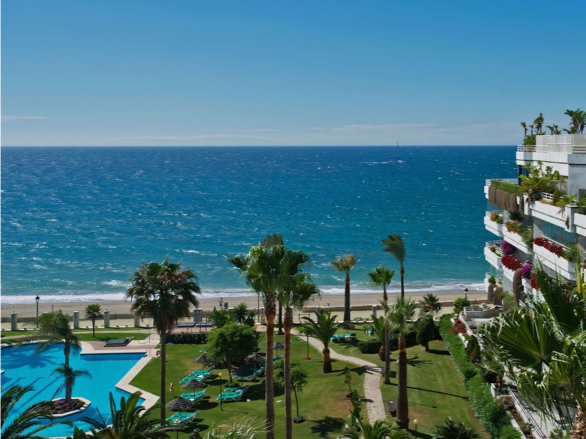 Playa Esmeralda Takvaning Golden Mile Marbella Takvåning vid stranden på Marbella Golden Mile med havsutsikt, terrasser och direkt tillgång till stranden.