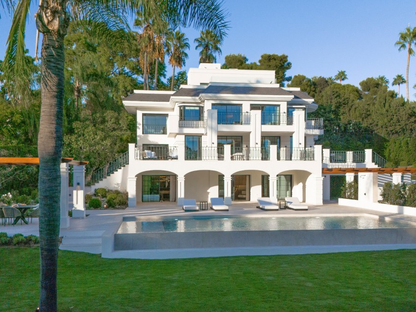 Villa med sex sovrum vid Las Brisas Golf i Marbella Golf Valley Exteriör av en villa med sex sovrum vid Las Brisas Golf i Nueva Andalucia, Marbella Golf Valley, med terrasser, trädgård och pool på Costa del Sol.