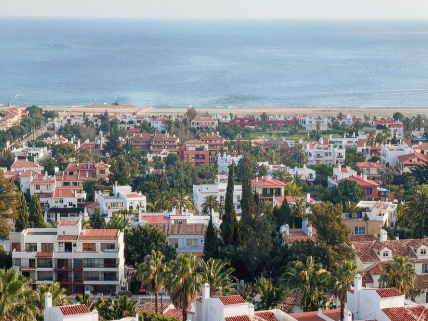 Bostadsområde på Costa del Sol med olika typer av bostäder Bostadsområde på Costa del Sol med lägenheter, radhus och villor nära kusten