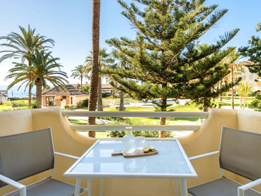 Strandlägenhet La Cala de Mijas Tvårumslägenhet i Mimosasområdet i La Cala de Mijas med havsutsikt, anlagda trädgårdar, swimmingpool och gångavstånd till stranden och centrum.